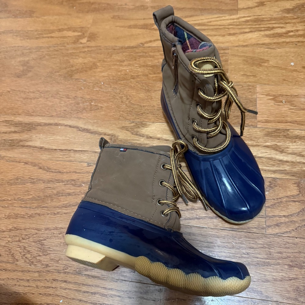 Tommy Hilfiger Ryan Duck‎ Boots Cognac Plaid Lined Rubber Waterproof Size 2